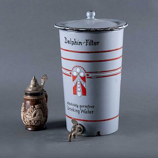 Tarro cervecero y filtro para agua. Alemania, siglo XX. Elaborados en cerámica vidriada y metal porcelanizado. Piezas: 2