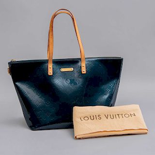 Bolso para dama. De la marca Louis Vuitton. Modelo Vernis. Elaborada en cuero color oscuro con monogramas gofrados.