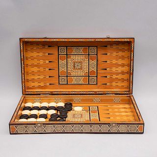 Backgammon. Siglo XX. Estilo Marroquí. Estuche-tablero de madera con aplicaciones de taraceado, con 30 fichas de resina y 4 dados.