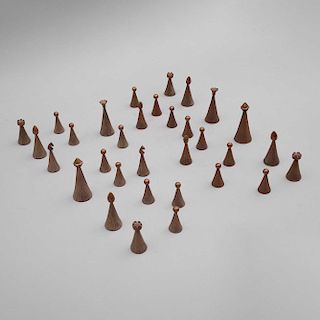 Juego de piezas para ajedrez. Siglo XX. Fundiciones en bronce, acabado brillante y mate. 8 cm de altura (mayores).Piezas: 32