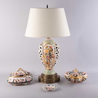 Lámpara de mesa, bomboneras y cenicero. Italia, siglo XX. Elaborados en mayólica policromada Capodimonte. Piezas: 4