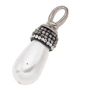 Pendiente con perla y espinela en metal base. Perla corte gota color blanco de 12 x 21 mm. Peso: 7.9 g.