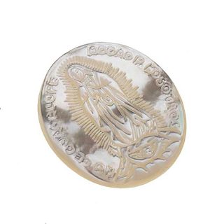 Medalla talla sobre madreperla. Imagen Virgen de Guadalupe. Medida 35 x 29 mm. Peso; 5.7 g.