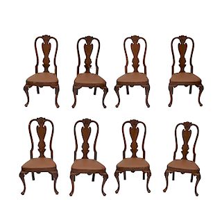 Juego de sillas. Siglo XX. Estilo Reina Ana. Estructura de madera. Respaldos semiabiertos, asientos en tapicería de vinipiel. Pz: 8