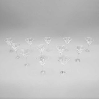 Juego de copas martineras. Francia, siglo XX. Elaboradas en cristal prensado. Decoradas con motivos vegetales, fustes lisos. Pz: 12