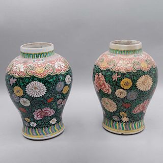 Par de jarrones. China, siglo XX. Elaborados en cerámica policromada. Decorados con motivos florales y orgánicos. Piezas:2