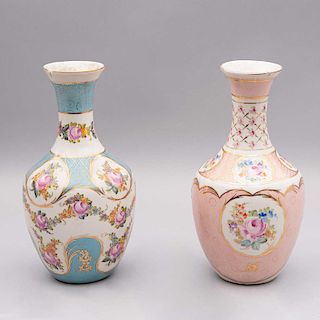 Par de jarrones. Francia, siglo XX. Elaborados en porcelana policromada, una en color pastel y otra en color turquesa. Piezas: 2