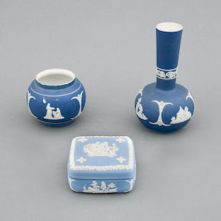 Lote de articulos decorativos. Inglaterra,SXX. Marca Wedgewood y Adams, porcelana color azul con diseños en relieve color crema.Pz:3