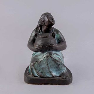 Salvador Jaramillo. Mujer con jarrón. Fundición en bronce patinado. Firmada y fechada IX-XV-93.
