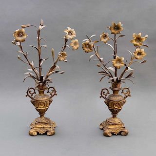Par de palmatorias. México, principios del Siglo XX. Elaboradas en latón decorada con motivos florales. Fuste en forma de urna. Pz: 2