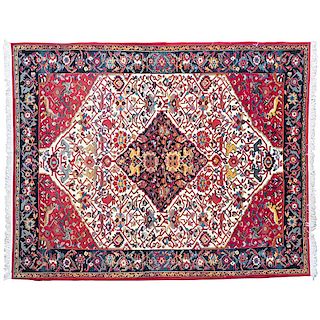 Tapete. Persia, siglo XX. Estilo Sherkat Farsh. Anudado a mano en telar en fibras de lana y algodón. Decorado con motivos orgánicos.