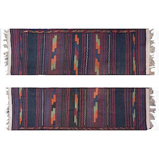 Par de tapetes de pasillo. Siglo XX. Estilo Kilim. Elaborado en fibras de lana. Decorados con motivos geométricos sobre fondo rojo.Pz:2