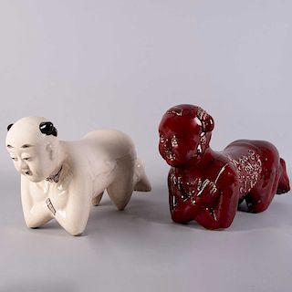 Par de almohadillas*. China, siglo XVIII/XIX. Dinastía Qing. En porcelana vidriada de exportación en color blanco y rojo. Piezas: 2