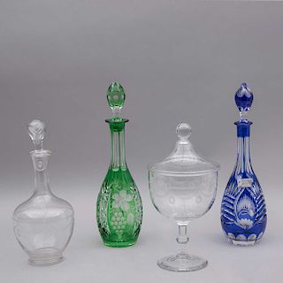 Juego de licoreras y bombonera. Checoslovaquia y Francia, mediados del siglo XX. Elaborados en cristal de bohemia. Piezas: 4