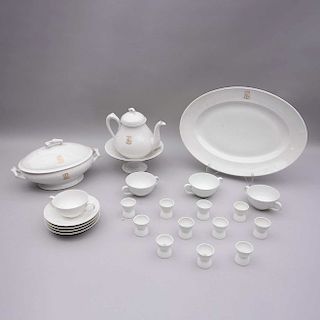 Servicio abierto de té con portahuevos. Francia y Alemania siglo XX. Elaborados en porcelana Limoges y en porcelana Schlaggenwald.Pz:23