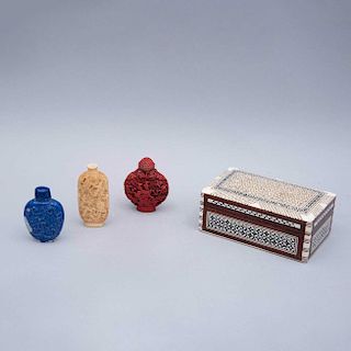 Juego botellas de rapé y alhajero. Siglo XX. Elaboradas en lapislázuli, talla de marfil, resina y madera con taraceado. Pz: 4