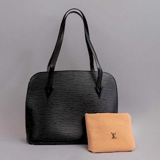 Bolso para dama. La marca Louis Vuitton. Modelo Epi. Elaborada en piel de color negro con gofrado orgánico. Con guardapolvo.
