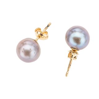 Par de broqueles con perlas en oro amarillo de 18k. 2 perlas cultivadas color gris de 9 mm. Peso: 2.4 g.