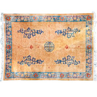 Tapete. Medio Oriente, siglo XX. Estilo Persa. Anudado a mano en telar con fibras de lana y algodón. Decoraco con motivos florales.