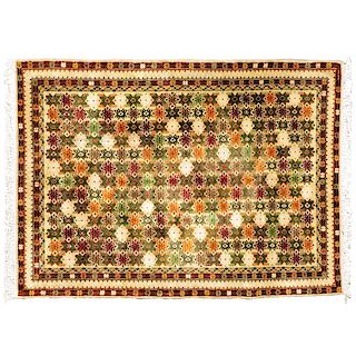 Tapete Temoaya. México, siglo XX. Elaborado en fibras de lana. Decorado con motivos florales y orgánicos sobre fondo beige.