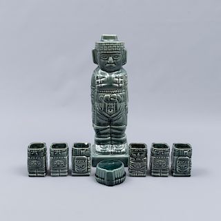 Lote de licorera y caballitos. México. Siglo XX. Diseño antropomorfo prehispánico. Elaborados en cerámica vidriada.