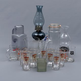 Lote mixto de cristalería. Siglo XX. Elaborados en cristal. Consta de: 21 vasos, 2 jarras, jarrón, quinqué, 2 depósitos y 4 agitadores.