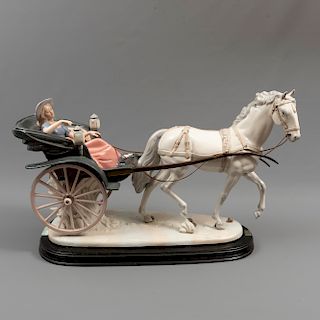 Dama en carreta y caballo. España. Siglo XX. Elaborada en porcelana Nadal. Acabado brillante. Con base de madera tallada.