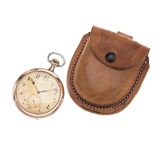 Reloj Omega de bolsillo. Movimiento manual. Caja circular en acero dorado de 53 mm. Carátula dorada. Peso: 86.5 g.