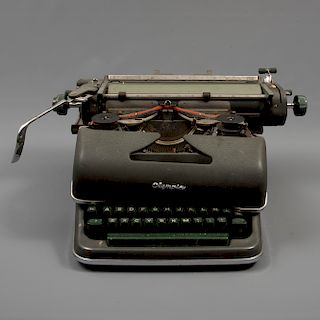 Máquina de escribir. Alemania. Siglo XX. Estructura en metal color gris. Marca Olympia. Con teclado QWERTY.