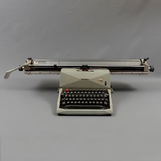 Máquina de escribir. Italia. Siglo XX. Estructura en metal color gris. Marca Olivetti. Modelo 82. Con teclado QWERTY.