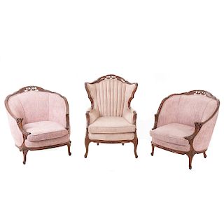 Sala. Siglo XX. En talla de madera. Consta de: 3 sillones. Con respaldos cerrados y asientos acojinados en tapicería color rosado.