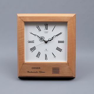 Reloj de pared. México. SXX. Diseño cuadrangular. En talla de madera y aglomerado. Marca Citizen. Modelo MS302-A Westminster Chime.