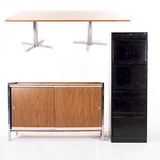 Lote de 3 muebles. Siglo XX. Elaborados en metal y madera aglomerada. Consta de Credenza, mesa de juntas y archivero.