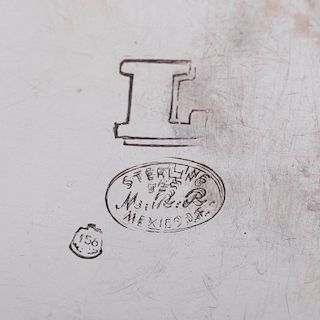 Botanero. México, siglo XX. Elaborado plata Sterling, Ley 0.925. sellado MRR. Dos depósitos con forma de corazón. Peso: 299 g.
