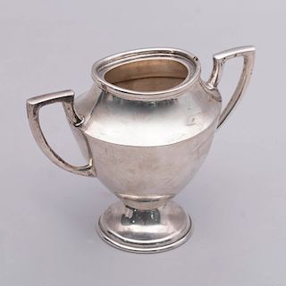 Azucarera. México, siglo XX. Elaborada en plata Sterling, Ley 0.925. sellado VIGUERAS. Diseño de copa con doble asa. Peso: 394 g.