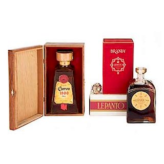 Lote de Brandy y Tequila. a) Lepanto. Gonzalez Byass Xerez. España. En caja y estuche. b)Cuervo 1800. Piezas: 2.