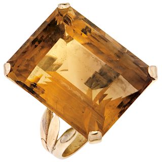A citrine 18K yellow gold ring.