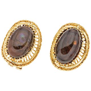 An agate 18K yellow gold pair of earrings.