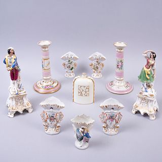 Lote de figuras decorativas. Francia, siglo XIX. Consta de: a) 5 Floreros miniatura estilo Viejo París, otros. Piezas: 10