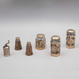Juego de saleros y especieros. México, siglo XX. Frascos de vidrio prensado con aplicaciones de alpaca. Piezas: 6