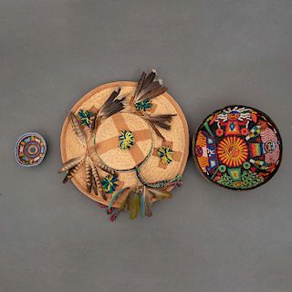 Lote de artículos ceremoniales de la cultura Huichol. México, Siglo XX. Consta de: Sombrero ceremonial masculino. Pz: 3