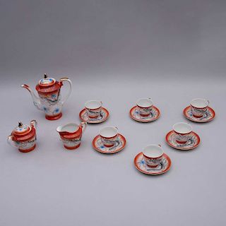 Juego de té. Japón, siglo XX. Elaborado en porcelana estilo cascara de huevo sellado Geisha Decorado con dragones. Piezas: 15