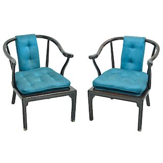 Par de sillones. Primera mitad del siglo XX.  Estilo Chino. Madera laqueada y tapicería en color azul. 79.5 cm de altura.