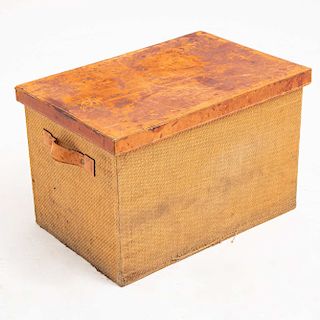 Baúl. Siglo XX. Estructura de madera con yute entretijido y aplicaciones de piel.
