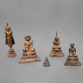 Lote de budas decorativos. Tailandia, Siglo XX. Fundiciones en bronce. Piezas: 5