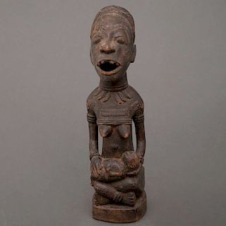 Maternidad. África, Siglo XX. Talla en madera. 28.5 x 8.5 x 9 cm.