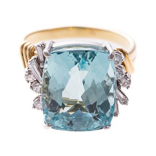 A Ladies Aquamarine & Diamond Ring in 18K