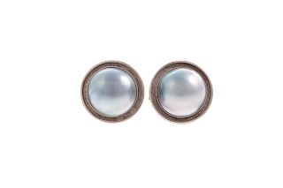 A Pair of Gent's Mabe Pearl Cufflinks in 14K Gold