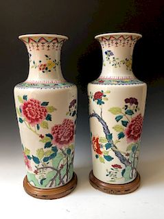A PAIR OF CHINESE ANTIQUE  FAMILLE ROSE VASES,18C FAMILLE ROSE