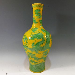 IMPERIAL CHINESE YELLOW GROUND GREEN DRAGON VASE - QIANLONG